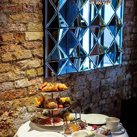 Avogaria 5 Pensión 4*